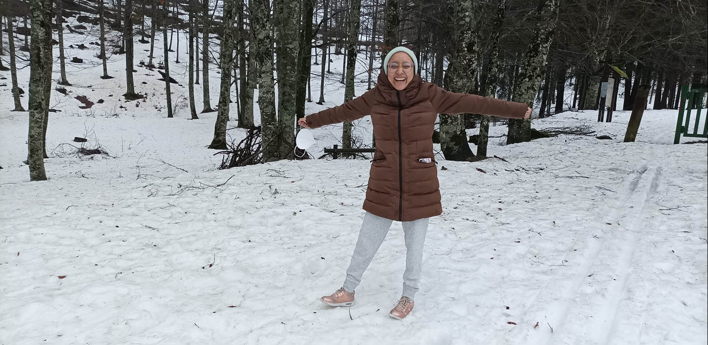 Stefania seeing snow for the fist time-1440px